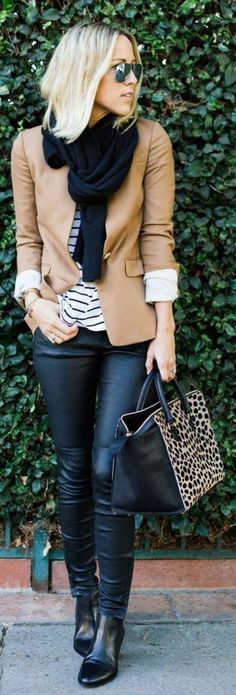 36 The Best Blazer Outfits Ideas For Women - Fashionmoe Outfits Leggins, Upcoming Fashion Trends, Best Blazer, Tan Blazer, Black Leather Pants, Street Style Winter, Travel Wardrobe, Blazer Outfits, Street Style Looks