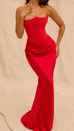 Christmas Ball Outfit, Luxury Red Fitted Dress, Red Fitted Glamorous Gown, Glamorous Red Satin Dress, Luxury Chic Red Gown, Red Outfits Black Women, Red Dinner Dress, Luxury Chic Red Strapless Dress, Dinner Gown Styles