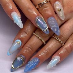 Make a statement at your next outdoor soirée with these garden party glam nail art ideas. Featuring floral accents, glittering details, and chic color combinations, these nails are sure to turn heads. Blue Detail Nails, Nail Ideas 3d, Shell Inspired Nails, Garden Party Nails, Sea Core Nails, Blue Vacation Nails, Blue Shell Nails, 3d Shell Nail Art, 3d Seashell Nail Art