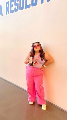 Concert outfit, cargo pants, plus size fashion, curvy fashion, outfit inspo, outfit ideas Concert Outfit Cargo Pants, Pink Festival Outfit, Plus Size Concert Outfit, Cargo Pants Plus Size