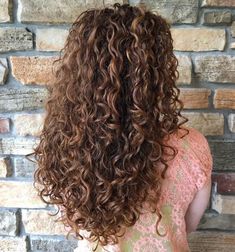 Long Curly Brown Hairstyle with Highlights Hair With Highlights, Brown Curls, Brown Curly Hair, Curly Hair Care, Hair Photo, Long Curly Hair