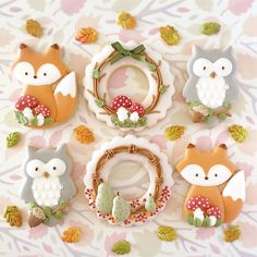 the cookies are decorated like animals and wreaths