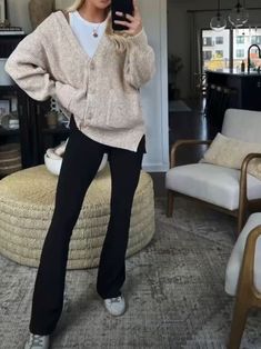 Flare Leggings And Cardigan Outfit, Flare Leggings Styled, Flare Leggings Fall Outfit, Flared Leggings Outfit Fall, Flare Leggings Outfit Fall, Bell Bottom Leggings Outfits, Cardigan Leggings Outfit, Outfits With Flare Leggings, Flair Leggings Outfit