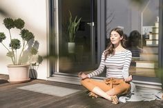 Learning how to meditate has never been more available, even if you've never tried to meditate before. Here is your guide to meditation from how to meditate at home to all the benefits of meditation, according to experts. Free Meditation Apps, Outdoor Meditation, Planning A Move, Van Lines, Meditation Apps, People Change, First Time Home Buyers, Family Health, Lifestyle Changes