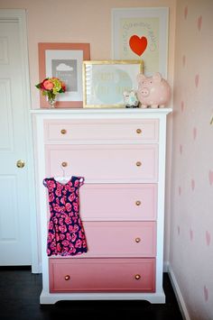 DIY Pink Ombre Dresser - perfection in a girls room! Girl Dresser, Koti Diy, Pink Dresser, Diy Room Decor For Teens, Diy Ombre, Decor Ikea, Teen Girl Bedroom, White Dresser, Teen Room Decor