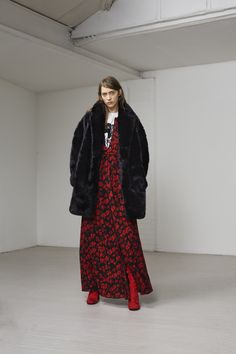 See the complete McQ Alexander McQueen Fall 2016 Ready-to-Wear collection. Alexander Mcqueen Dresses, Muslim Fashion Hijab, Modesty Fashion, Mcq Alexander Mcqueen, Mode Fashion