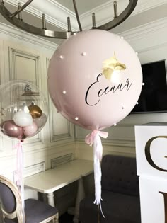 a balloon with the word'eeeur'attached to it in front of a table