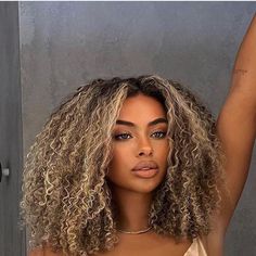 Curly Black Hair Blonde Highlights, Curly Weave Black Women, Mixed Race Blonde Hair, Curly Hair Hair Dye, Balayage Afro Hair, Blonde Afro Hair Black Women, Curly Blonde Hair Black Women, Blonde Natural Curly Hair