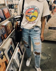 // oliviasavidge Pale Blue Jeans, 90s Grunge Aesthetic, Mode Grunge, Looks Pinterest, Outfit Chic, Hipster Outfits, Girl Standing