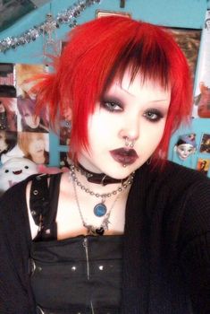 Goth Hair Color, Mall Goth Hair, Mall Goth Makeup, Goth Eyebrows, Visual Kei Makeup, Goth Hairstyles, Hair Stules, Gothic Hair, Scene Makeup