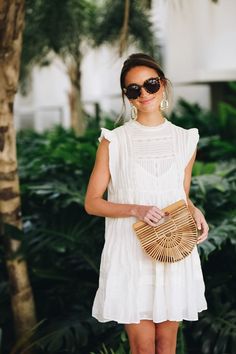 Perfect little white dress with Cult Gaia bag Lauren Kay Sims, Outfit Inspiration Women, Bohol, White Dress Summer, Little White Dresses, Looks Chic