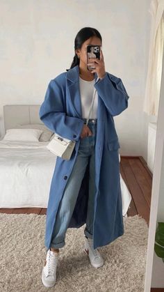 📸@americanstyle Blue Coat Outfit, Blue Outfit Winter, Cosy Winter Outfits, Fall Business Casual Outfits, Blue And White Outfits, Autumn Look, Hijabi Fashion Casual, Early Fall Outfit, Autumn Dress