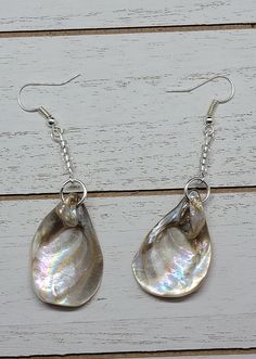 These glazed seashell earrings are unique pieces to add to any outfit. Drop earrings with glass beads. Handmade. Mermaidcore Earrings, Dangle Shell Pearl Earrings, Handmade Shell Pearl Drop Earrings, Nickel-free Shell Dangle Earrings, Shell Dangle Earrings, Mother Of Pearl Drop Earrings For Pierced Ears, Sea Shell Earrings, Seashell Earrings, Diy Jewelry Unique