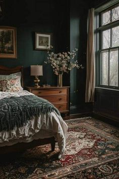 Moody Green Decor, Country Aesthetic Home Decor, Cozy Victorian Bedroom, Moody Academia Decor, Green And Gold Room, Moody Farmhouse Bedroom, Antique Furniture Bedroom, Modern Vintage Interior, Dark Green Bedroom Ideas