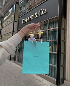 #Christmas #Tiffany #Blue (*Picture is not Mine*) Tiffany And Co New York, Tiffany And Co Aesthetic, Tiffany Aesthetic, Shopping Aesthetic, Tiffany And Co Jewelry, Cute Birthday Pictures, Rich Girl Aesthetic