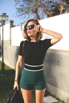 My Showroom Blog: Oversize Womens Designer Fashion Thick Horned Rim Sunglasses 8094 High Waisted Shorts Outfit, Bridget Bardot, Shorts Outfit, Mode Casual, Pinterest Fashion, Looks Chic, Womens Designer Fashion, Green Shorts, Looks Style