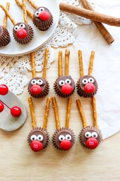 Adorable peanut butter cup reindeer treats made with miniature Reese's cups, pretzels, and M&Ms. An easy Christmas candy recipe!