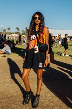 T Shirt Dress Festival Outfit, Music Festival Outfits Tomboy, Cool Festival Looks, Festival Midsize Outfits, Causal Festival Outfit, Athletic Festival Outfit, Hot Weather Festival Outfits, Festival Diy Ideas, Minimalist Festival Outfit