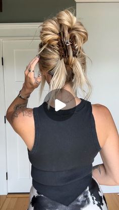 Claw Clip Messy Bun, Clip Messy Bun, Claw Clip Messy, Easy Messy Hairstyles, Hair Clip Hairstyles, Long Hair Clip, Clip Hairstyles, Bun Hairstyles For Long Hair