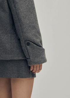 Chaqueta oversize gris estilo blazer
Una versión recortada de los clásicos abrigos estilo chaquetón, la chaqueta Mai está hecha de fieltro de lana en una forma oversize. Viene con solapas de muesca y bolsillos integrados clásicos, junto con detalles más sutiles como mangas dobladas con puños en punta. Winter Workwear Cropped Jacket Single Breasted, Workwear Cropped Jacket With Lapel Collar And Button Cuffs, Single Breasted Cropped Jacket For Winter Office Wear, Winter Office Cropped Single-breasted Jacket, Single-breasted Cropped Jacket For Winter Office Wear, Winter Office Cropped Single Breasted Jacket, Winter Single-breasted Cropped Jacket For Office, Oversized Fall Blazer With Button Cuffs, Formal Fall Cropped Jacket With Button Cuffs