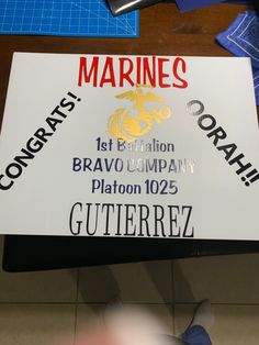 there is a sign that says marines and the names of different countries on it in spanish