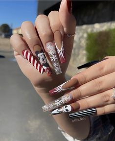 Christmas Nails Extra, Winter Disney Nails, Disney Nail Art Designs, Disney Winter Nails, Mickey Christmas Nails, Mickey Mouse Christmas Nails, Disney Christmas Nails Design, Winter Acrylic Nail Designs, Christmas Disney Nails