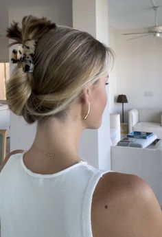 Clipped Hairstyles, Clipped Hair, Hairstyles Photos, Claw Clip Hairstyle, Olive Hair, Olive Complexion, Claw Clip Hairstyles, Clip Hairstyle, Hair Bun Tutorial