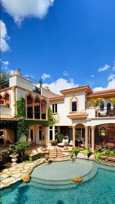 Modern Mediterranean Architecture, Mediterranean Mansion, Mediterranean Interior, Homes Exterior, Mediterranean Architecture, Mediterranean Style Homes, Exterior Modern, Tropical Home Decor, Large House