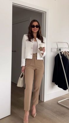 Elegantes Outfit Damen, Lawyer Outfit, Corporate Attire, Professional Outfits Women, Business Outfits Women, Elegante Casual, Classy Work Outfits