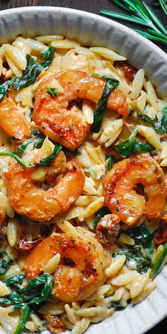 Creamy Tuscan Shrimp Pasta (Orzo) with Sun-Dried Tomatoes, Artichokes, and Spinach - in a white bowl. Creamy Tuscan Shrimp, Tuscan Shrimp, Orzo Recipe, Sommer Mad, Creamy Shrimp, Fish Recipes Healthy