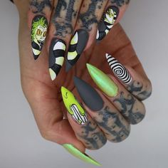 Beetlejuice Halloween Nails #halloweennails #halloweennaildesigns #beetlejuice #beetlejuicemakeup Halloween Nail Art Easy, Halloween Nails Easy, Edgy Nails, Halloween Nail, Halloween Nail Art, Perfect Nails