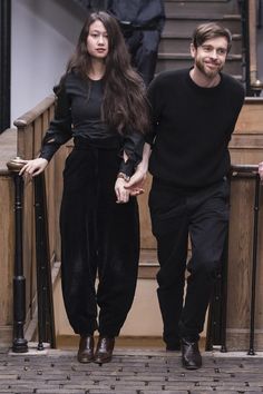 Look 80s, Minimalist Moda, Stylish Couple, Black Outfits, Carrie Bradshaw, Christian Lacroix