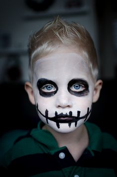 Halloween Makeup For Kids, Maquillage Halloween Simple, Halloween Costumes Kids Boys, Black And White Makeup, Skeleton Halloween Costume, Zombie Makeup, Halloween Tattoo, White Makeup, Face Painting Halloween