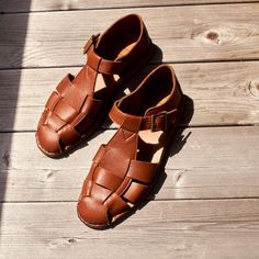 Leather Fisherman Sandals, Flat Leather Sandals, Tan Leather Sandals, Garden Clogs, Todd Snyder, Gardening Outfit, Fisherman Sandals, Sandals Flat, Leather Sandals Flat