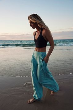 Beachy Boho Outfits, Women Cargo Pants Outfit, Summer Outfits Athletic, Alt Summer Outfits, Vintage Summer Outfits, Beachy Outfits, Modest Summer Outfits, Cargo Pants Outfit, Free People Style