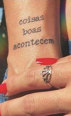 a woman's hand with a small tattoo on her left wrist that says coias, boas accontteecm