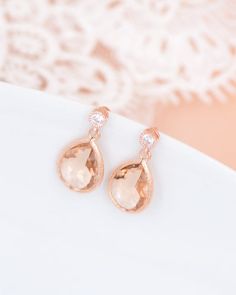 Anais bridal earrings with pretty peach-colored faceted glass drops. Very elegant, they will also be an ideal gift for your witnesses or to wear every day. Fine and very elegant jewelry, to match with the back necklace and necklace. - 1 pair. - Available in Rose gold, Gold or Silver. Jewelry from the same collection: https://www.etsy.com/fr/shop/AtelierSarahAime?ref=hdr_shop_menu&search_query=anais Gift wrapped and ready to give. If you need a larger quantity (bridesmaid gifts, bulk orders), con Gold Or Silver Jewelry, Rose Gold Bridal Earrings, Peach Earrings, Gold Bridal Earrings, Rose Gold Bridal, Back Necklace, Wedding Jewelry Earrings, Faceted Glass, Elegant Jewelry