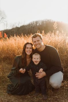 Family Winter Portraits, Christmas Card Photo Ideas Family Of 3, Family Pictures Outside Winter, Green Themed Family Photos, Family Of 3 Winter Photo Ideas, Maternity Pics With Family, Family Of 3 Photography Poses, Winter Family Photoshoot Outfits Green, Fall Family Pictures Poses For 3