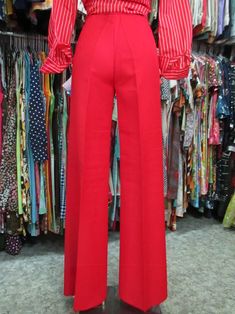 "Stunning oroginal 70s red flared pants/trousers/Deadstock/The hem is to be sewn depending on desired fit. Mint conditions. They fit medium size, about 8 US Check the rise in order to detrmine the waistline Measurements: Waist 27.5\" hips 38.58\" rise 10.23\" inseam 34.6\" bottom width 11.8\" X 2 Bellissimi pantaloni rossi a zampa di elefante anni 70. Fondo di magazzino. Orlo ancora da fare su misura. Gabardina. Ottime condizioni. Vestono circa una taglia 44 Misure: Vita 70 cm fianchi 98 cm cava Retro Red Full Length Pants, Retro Full-length Red Pants, Red Full Length Retro Pants, Red Retro Full-length Pants, Retro Red High-waisted Pants, Vintage Red Fitted Bottoms, Vintage Red Wide Leg Pants, Red Fitted Vintage Bottoms, Retro Fitted Red Pants