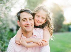 Father Daughter Photoshoot Ideas, Jakaranda Photoshoot, Father Daughter Photos Older, Dad Daughter Photos, Dad Daughter Photography, Dad And Daughters Photography, Family Portrait Photography Poses, Father Daughter Poses, Family Beach Pictures Poses