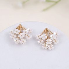 These earrings are designed for a fresh and elegant look, making you stand out in any occasion. The delicate daisy design offers a touch of nature and the polished silver finish adds a touch of sophistication. Perfect for adding a touch of elegance to any outfit. Hypoallergenic White Crystal Earrings, Feminine White Hypoallergenic Earrings, Delicate Flower Shaped Earrings For Spring, Delicate Flower-shaped Earrings For Spring, Delicate Silver Earrings With Flower Decoration, Dainty White Flower Earrings For Spring, Delicate Nickel-free White Earrings, Delicate White Nickel-free Earrings, Delicate White Spring Earrings