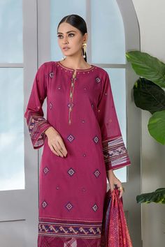 Bonanza Satrangi Magenta Lawn Suit Aso223p01 Summer Collection 2022 Original brand suit fabric and photography lite diffrance in actual print. Bonanza Satrangi, Lawn Suit, Ladies Clothing, Lawn Suits, Shalwar Kameez, Suit Fabric, Summer Collection, Clothing Brand, Lawn