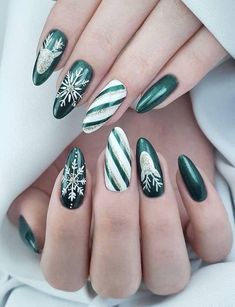 30+ Swoon-Worthy Christmas Nails you just cannot miss! Forest Green Christmas Nails, Forest Green Christmas, Green Christmas Nails, Christmas Nail Colors, Snowflake Nail Art, Spring Nail Colors