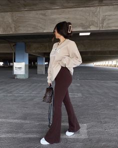 Brown Flared Trousers Outfit, Flared Brown Leggings Outfit, Brown Flare Pants Outfit Winter, Chocolate Trousers Outfit, Flared Trousers Outfit Winter, Flared Trousers Outfit Casual, Brown Flared Leggings Outfit, Brown Flare Leggings Outfit, Flare Pants Outfit Winter