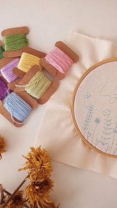 Em uma mesa esta espalhado algumas linhas de meadas, flores secas e tem um desenho no tecido de algodão que esta em um bastidor, esse desenho tem flores e uma borboleta. Atelier Photography, Anchor Embroidery, Floral Background, Instagram Story Ideas, Embroidery Floss, Instagram Profile, Embroidery, Photo And Video, Crochet