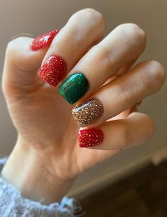 Best Nails For Wedding Guest, Christmas Color Nails Dip, Chrome Red And Green Nails, Christmas Powder Nails, Christmas Nails No Design, Red And Green Nails Acrylic, Red Green Gold Nails, Red Green And Gold Nails, Red With Gold Nails