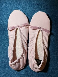 VINTAGE 1989 IN BOX! ISOTONER Cloud-Foam Comfort Slippers Leather M 6.5-7.5 Pink 79402980388 | eBay Vintage Slippers For Women, Price Tag Sticker, Cloud Foam, Eastern Kentucky, Tag Sticker, Foot Massage, Vintage Clothing, Clothing And Shoes, Vintage Outfits