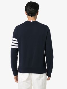 bleu marine
 Fabriqué à partir de maillot de coton en boucle brossé
 Coure d'équipage avec insert en V
 Manches longues
 Rayure de 4 barres au bras gauche
 Nom tag applié sur le côté gauche
 Boucle de gros de tricolor à nulle
 Garnitures côtelées
 Ourlet droit
 Ajustement détendu
Fabriqué au JaponCette pièce correspond à la taille. Nous vous recommandons d'obtenir votre taille régulière
Le modèle est de 1,84 m / 6 pieds 1 pouce de taille 2 (NUM) Navy Blue Sweatshirt, Jersey Sweatshirt, Stylish Jackets, Leather Cap, Blue Sweatshirt, Workout Sweatshirt, Name Tag, Casual Elegance, Thom Browne