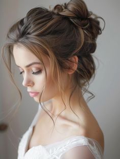 Gorgeous Sloppy Pouf for Long Hair: Style Secrets Bun For Long Hair, Messy High Bun, Long Hair Style, Subtle Highlights, Classic Hairstyles, Texturizing Spray, Bun Hairstyles For Long Hair, Long Faces, Messy Bun