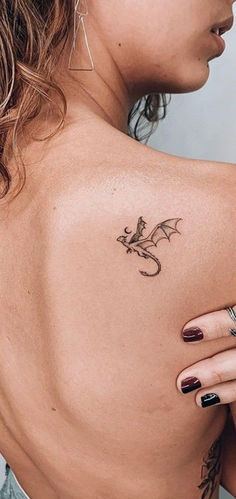 Expressão de beleza e força: Tatuagem Feminina, perfeita para realçar sua personalidade única! Men Tattoo Sketches, Female Tattoo Designs, Girl Finger Tattoos, Lotus Tattoo Design, Men Tattoo, Tattoo Ideas For Men, Tattoo Ideas Female, Tattoo Bracelet, Tattoo Design Book